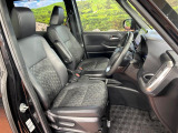運転席まわりには十分なスペースがあり、大柄な方でもゆったり運転していただける環境です。
