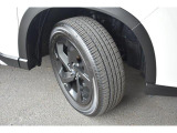 タイヤサイズは225/55R18です