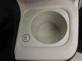 ホットドリンクをちょうど良い温度でキープしてくれる保温機能付きカップホルダー付きです。
