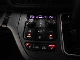 オートエアコンは左右席で独立温度コントロールが可能です。シートヒーター付きで、冷えた車内でもスイッチを押せば数秒で座面と背もたれがあたたかくなります。