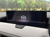 【12.3インチマツダコネクト】車内の雰囲気にマッチした大型ディスプレイ。スマホ接続でのナビ使用やBluetooth再生等、様々な機能が楽しめます。直感的なダイヤル操作が可能で、使い勝手も良好です。