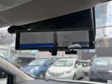インテリジェントル-ムミラ-付です。切り替えレバーで車両後方の映像をミラーに映し出すので車内の状況や天候に左右されず、とっても見やすいです!