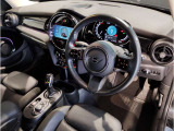 MINIの内装はとにかく『円』に拘ったデザインコンセプトが一目で伝わってきます。これほど円形に拘った車は他に御座いません。伝統のデザイン、トグルスイッチなど遊び心のある内装で御座います。