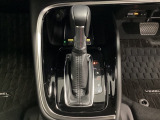 「e:HEV」は、モーター走行を中心にしながら電気エネルギーやエンジン動力を最も効率よく使い分けることができる賢いハイブリッドシステムです。サイドブレーキはスイッチ操作の電子制御パーキングブレーキです