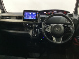 車内は光触媒抗菌消臭施工済です。インパネ周りはスタイリッシュなデザインです。グローブボックスやカップホルダーのほかにトレーなどたくさんの収納スペースが付いています。