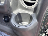 運転席ハンドルの右側にもドリンクホルダーがございます!お飲み物だけではなく、携帯電話なども置けますね♪