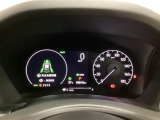 ハイブリット車専用のメーターです。右側の大型スピードメーターに加え、ステアリングスイッチを使って左のマルチインフォメーション・ディスプレイで燃費や動力伝達などの情報が見れるようになっています。