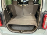 後席のシートをスライドさせると、広い荷室空間が生まれます。