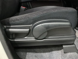 シートハイトアジャスターが付いているので運転姿勢を調整するのに便利ですね。身長に合ったシートポジションは安全運転や疲労軽減にもつながります。