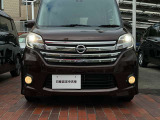 白い光で明るいディスチャージヘッドライト。フォグランプも装備して安全運転をサポート。