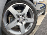 ●純正アルミホイール:輸入車ならではの卓越した走りを支えるホイールと足回りです!日本車の走りに慣れている方にもぜひ体感して頂きたいほど、高いレベルでまとまっています!