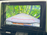 【バックカメラ】駐車時に後方がリアルタイム映像で確認できます。大型商業施設や立体駐車場での駐車時や、夜間のバック時に大活躍!運転スキルに関わらず、今や必須となった装備のひとつです!