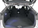 【トランクルーム】荷室の広さも十分です!シートアレンジでシートを畳めば長い荷物だって積めますね。シートアレンジの操作方法など、お気軽にご相談下さい。