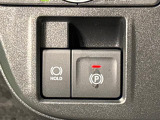指先だけで簡単に操作が可能な電動パーキングブレーキを採用。「HOLD」スイッチを押すと、渋滞や信号待ちなどでブレーキペダルから足を離しても、ブレーキを保持するので安心です