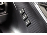 運転席シートポジションメモリーはあらかじめ登録しておいたシートポジションとともに、ドアミラーの角度を自動的に再現します。