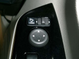 電動格納式ミラーなので、対向車などとのすれ違い時にも便利です。