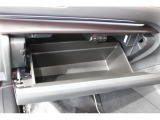 車検証ケースや取扱説明書は助手席の大型グローブボックスに収納可能。