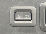 【パワーバックドア】スマートキーや運転席のボタンを押すだけでリアゲートが自動で開閉します!荷物を持っている時や、高い位置にあるバックドアを閉める際に便利な機能です♪