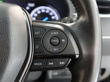 アダプティブクルーズコントロール機能付きです。走行中に先行車の様子を検知しながら、設定した車速の範囲内で先行車との距離のキープを支援します。詳細は販売店スタッフまでおたずねください。