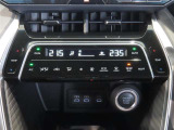 左右独立温度コントロールフルオートエアコンです。運転席、助手席それぞれで独立して温度設定ができます。冷え性の方が乗っても安心ですね♪