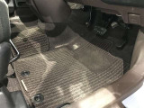内装工程では、中古車を気持ちよくお乗りいただけるよう清掃しています。ニオイの元となるフロアカーペットまで洗浄・消臭済み?