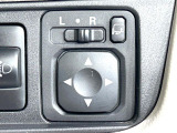 【電動格納ミラー】サイドミラーは電動格納式となっており、狭い駐車場でもキズがつくリスクを抑えられます。