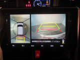 バック時の運転をサポートするバックモニター&パノラミックビューモニター付き