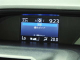 運転席・助手席・独立型オートエアコン。運転席と助手席で別々の温度設定ができ快適なドライブが楽しめます!高級グレードの証ですね!