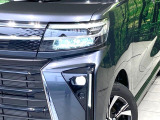 【LEDヘッドライト】悪天候や夜間走行時も良好な視界を確保し安心して運転できる高輝度LEDヘッドライトを装備!点灯速度が早く、消費電力も抑えられています。