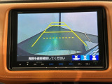 リバースギアに入れるだけで後方の表示へ切り替わります。夜間や雨の日の駐車も楽になりますよ。