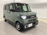 狭い駐車場でも、スライドドアならチャイルドシートへのお子さまの乗降や荷物の積載もスムーズ。とても便利な【両側電動スライドドア】ドアハンドを少し引くだけでリアドアが自動開閉します。