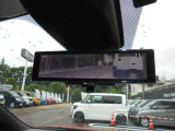 スマートミラーです。後席に人がいたり荷物が山積みでも大丈夫。後の視界はカメラの映像で見れますよ。
