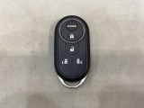 リモコンエンジンスターターを装備しています。操作キーはスマートキーも兼用しており、鍵を差し込むことなくドアロックの開け閉めと、スタートボタン操作でのエンジンスタートができます。