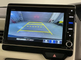 リバースギアに入れるだけで後方の表示へ切り替わります。夜間や雨の日の駐車も楽になりますよ。