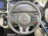 インテリアに合わせたデザインのステアリングは、運転される方のことも考え、運転しやすい形状、大きさです。是非一度、実際に触ってお確かめください。