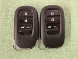 スマートキーを装備しています。鍵を差し込むことなくドアロックの開け閉めと、スタートボタン操作でのエンジンスタートができます。ボタン操作でトランクが開けられる電動テールゲートのボタンもついています。