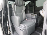 ☆大変広々とした二列目シートです。二列目シートに乗られる方もドライブをお楽しみいただけますね♪