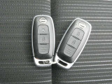 持っているだけでドアの開閉やエンジン始動が出来るインテリジェントキーが備わっています。