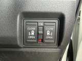 両側電動スライドドアです。リモコンや運転席スイッチ、ドアハンドルの操作で自動開閉。お子様を抱き抱えている時や荷物の多いときなどに便利です!!