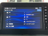 HDMI接続スマホミラーリング機能は、スマートフォンの画面をナビディスプレイに映し出します。YouTubeなどのアプリやナビゲーションを大画面で確認可能。家族みんなで楽しいドライブができますね♪