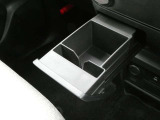 引き出し式のドリンクホルダーには、携帯電話のコードを繋いだまま置く事ができるスペースを確保しております♪