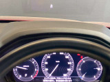 【アクティブ・ドライビング・ディスプレイ】フロントガラスにルートや車速などの情報を表示し、ドライバーの視線移動と、焦点調整の 時間をさらに短縮する事で、わき見のリスクを低減し ます。