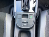 ブレーキホールド機能付き。信号待ちなど足を離してもブレーキ状態を保ち、アクセルを踏むと自動解除されます。スムーズな発進が可能です。
