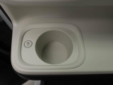 カップホルダーはインパネの左右に付いています。エアコンの風が当たるように設置されているので、冬には保温、夏には冷却の効果がありますよ。