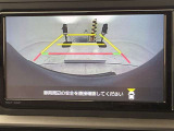 こちらのバックカメラは画面にラインが表示されておりますので、バック時のクルマの進行方向の目安になります。より高いレベルで車庫入れをサポートする、便利な機能ですね。