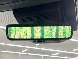 【デジタルインナーミラー】後席の大きな荷物や同乗者で後方が確認しづらい時でも安心!カメラが撮影した車両後方の映像をルームミラー内に表示。クリアな視界で状況の確認が可能です!