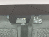 【三菱e-Assist】走行中に前方の車両等を認識し、衝突しそうな時は警報とブレーキで衝突回避と被害軽減をアシスト。より安全にドライブをお楽しみいただけます。