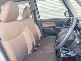 運転席まわりには十分なスペースがあり、大柄な方でもゆったり運転していただける環境です。