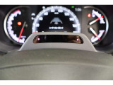 【ドライバーモニターカメラ】搭載です。目の開閉状態や視線方向、顔の向きや運転姿勢からドライバーの運転状態を検知。脇見・閉眼状態を検知した場合はドライバーに警告してくれます。