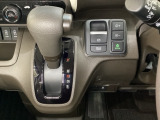 CVT車のセレクトレバーです。低速から高速まで、変速ショックのないスムーズな走りと、エンジン効率のよい領域を維持して燃費にも貢献します。サイドブレーキはスイッチ操作の電子制御パーキングブレーキです。